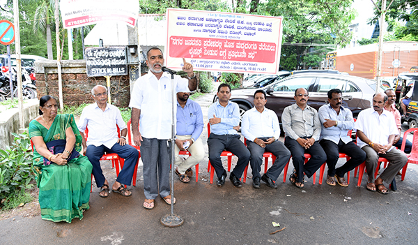 ಮದ್ಯದಂಗಡಿಗೆ ಪರವಾನಿಗೆ ನೀಡದಿರಲು ಆಗ್ರಹಿಸಿ ಧರಣಿ